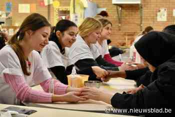Leerlingen schoonheidszorgen verwennen bewoners van asielcentrum: “Confronterend, maar de dankbaarheid is groot”