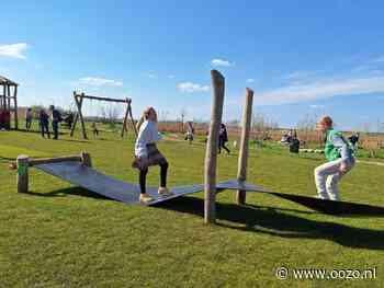 Spelen op nieuwe toestellen in het plukbos in ’t Suyt