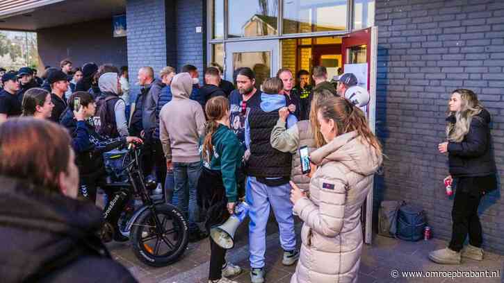 Medewerkers bedreigd bij informatieavond azc: gemeente doet aangifte