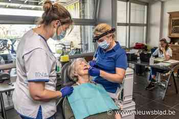Veel senioren gaan niet meer naar de tandarts, in dit woonzorgcentrum komt die dan maar zelf naar de bewoners