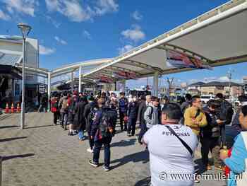 Onze man in Suzuka: Om half 9 wacht er al een lang lint van fans gedisciplineerd op de bus