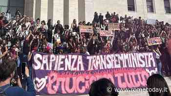 In duemila al corteo per Ilaria Sula alla Sapienza: scritte e vernice contro la statua della Minerva