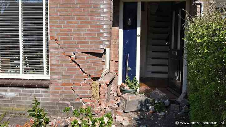 Dronken man wil parkeren, maar rijdt tegen huis aan