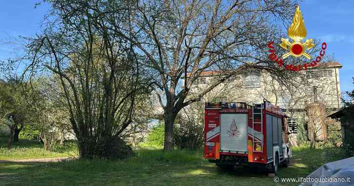 In bilico a 25 metri d’altezza su una piattaforma: giardinieri salvati dai vigili del fuoco
