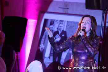 Vicky Leandros singt der Ehrenbürgerin Espelkamps ein Ständchen