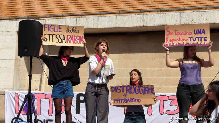Femminicidi, migliaia di studentesse in corteo alla Sapienza: “Servono formazione e prevenzione”