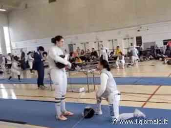 "Sono una donna": schermitrice si rifiuta di gareggiare contro transgender, squalificata