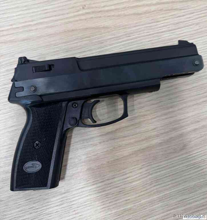 Voertuig in beslag, een (nep) vuurwapen gevonden en rijden onder invoed , en man (59) aangehouden