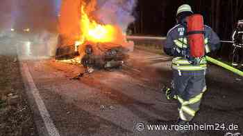 Auto geht bei Schleefeld in Flammen auf – Hubschrauber im Einsatz