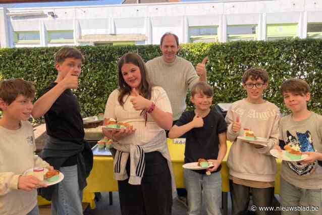 Papa James (44) maakt desserts voor hele school in strijd tegen lege brooddozen: “Al die glimlachende gezichten, daar doe je het voor”