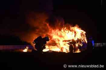 BMW volledig uitgebrand, twee Nederlanders kunnen zich in veiligheid brengen