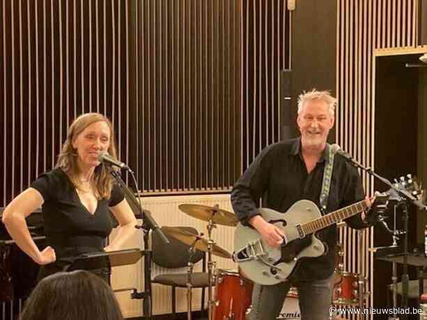 Anderstalige cursisten volwassenonderwijs luisteren naar Nederlandstalig optreden