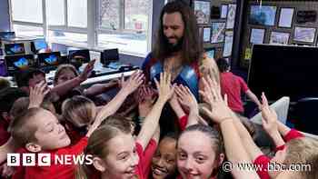 Gladiator Hammer visits former primary school