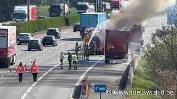 Brandende vrachtwagen op E313 richting Hasselt: twee rijstroken versperd