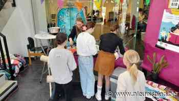 Rosie (8) zet thuis bib op met haar boeken en moedigt anderen aan hetzelfde te doen
