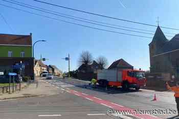 Fietsers vallen door oliespoor, ook toegesnelde brandweerwagen slipt even