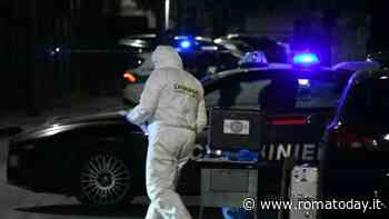 Ferito a colpi di pistola: nella casa insieme al 70enne un altro uomo. L'ipotesi dello scambio di persona