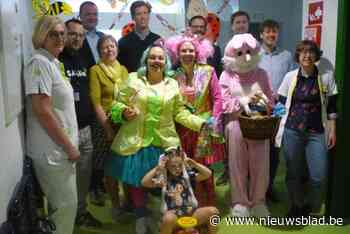 Paashaas huppelt met ziekenhuisclowns pediatrie binnen: “Dit fleurt onze patiëntjes helemaal op”