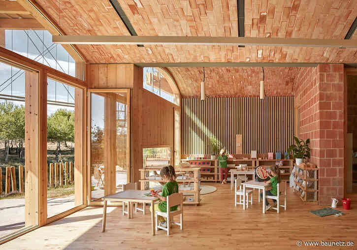 Brunnen und Laubbaum - Montessorischule in Valencia von Gradoli & Sanz Arquitectes