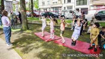 Kinderen leren circustrucjes tijdens vier woensdagmiddagen op vier verschillende pleinen
