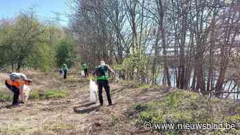 Grote schoonmaak aan de Berwijn en de Maas: “We vinden nog altijd afval van de overstroming een jaar geleden”