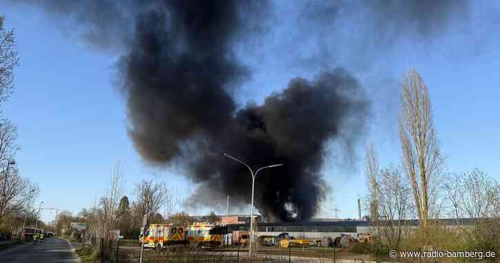 Rauchsäule über Forchheim sorgt für Aufsehen – keine Gefahr für die Menschen – dennoch: bitte Fenster schließen