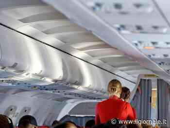 Perché gli assistenti di volo salutano quando saliamo in aereo