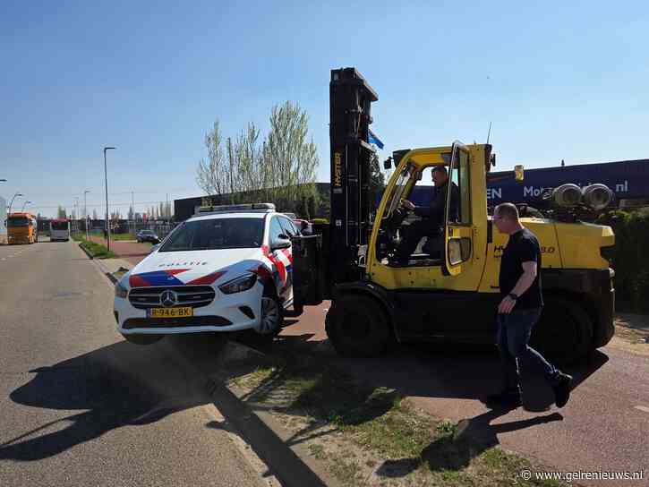Politie maakt inschattingsfout en rijdt zich vast bij ongeval tussen vrachtwagen en personenauto