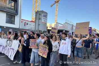 Honderden mensen protesteren aan Brusselse universiteitscampus “tegen klassenjustitie” na verkrachtingszaak in Leuven