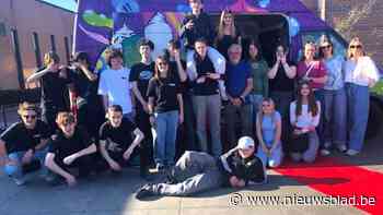 Jongeren toveren oude schoolbus om tot kleurrijke mobiele hangplek