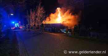 Uitslaande woningbrand in Harreveld: vlammen slaan meters hoog uit het dak