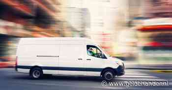 Geïrriteerde pakketbezorger scheurt door rood en ramt bromfietser