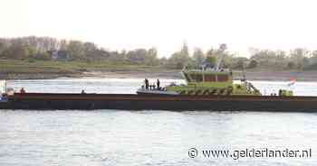 Vrachtschip loopt vast op de Waal: scheepvaart gestremd