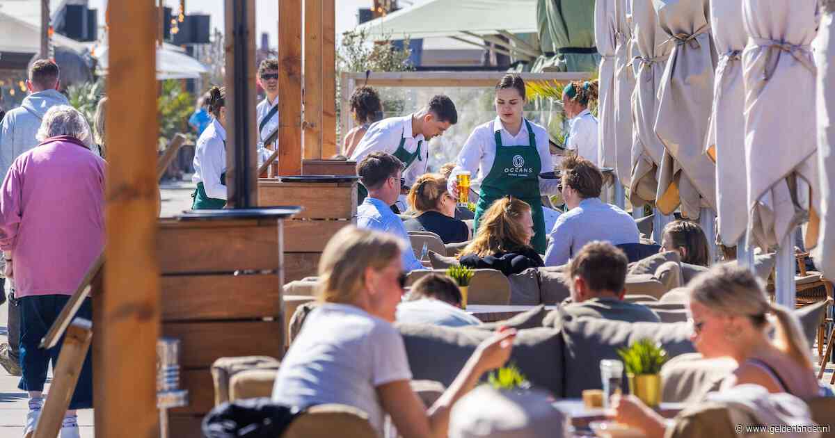 Duitsers genieten op Scheveningen, maar zien verblijf niet meer zitten: ‘Waar kunnen we gratis parkeren?'