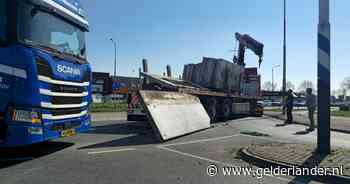 Betonnen plaat valt midden op rotonde van trailer en zit vast: vrachtwagen kan geen kant meer op