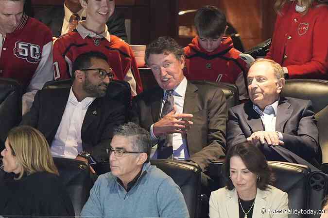 Gretzky witnesses Ovechkin moving 1 goal back of his record as he joins the chase in person