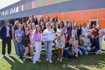 Zevendejaars haarzorg van GO! Groenhove zamelen met actie 2.226 euro in voor kinderen die haar verliezen: “Het was erg leuk”