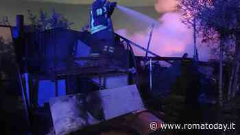 Notte di fuoco: incendi nel campo rom e in una palestra