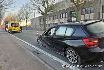 Automobiliste lichtgewond na klap tegen boom