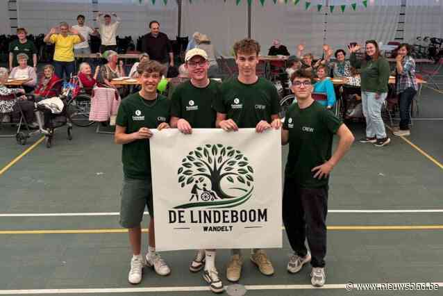 Studenten organiseren geanimeerde wandeling voor bewoners van De Lindeboom