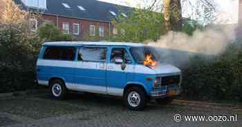 Oude Chevrolet-bus beschadigd door brand aan de Alpherwetering in Waddinxveen