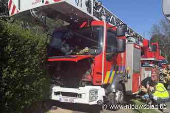 Brandweerwagen belandt in haag op weg naar interventie