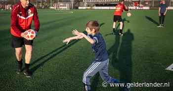 Wikke en Roel zijn bijna blind en staan toch op het voetbalveld: ‘In korte tijd zag ik niks meer’