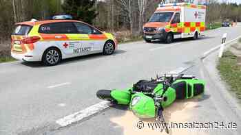 Motorradfahrer stürzt an Kreuzung bei Niederbergkirchen
