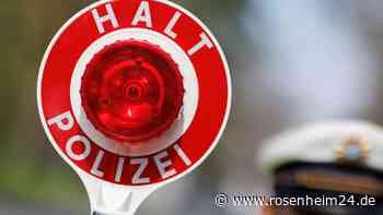 Betrunkener Autofahrer (46) fährt Böschung hinab und schläft ein