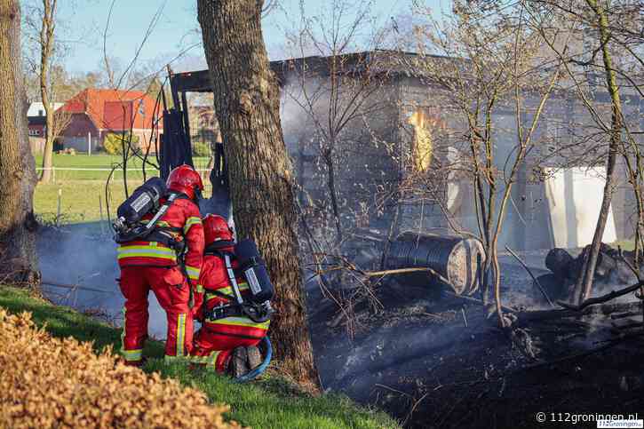Brand in schuur met zwaar vuurwerk in Marum (Video)