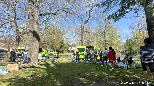 “Applaus brak uit toen hij weer ademde”: Hoofdinspecteur redt peuter (2,5) na val in vijver