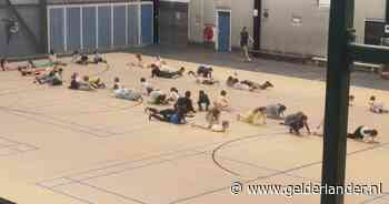 Zwemwater niet in orde, dus zwemmen deze kinderen af op de vloer van een sporthal: ‘Wat een klucht’