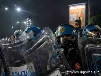 "Golpe burocratico". Antagonisti cercano di raggiungere la prefettura di Milano: scontri con la polizia