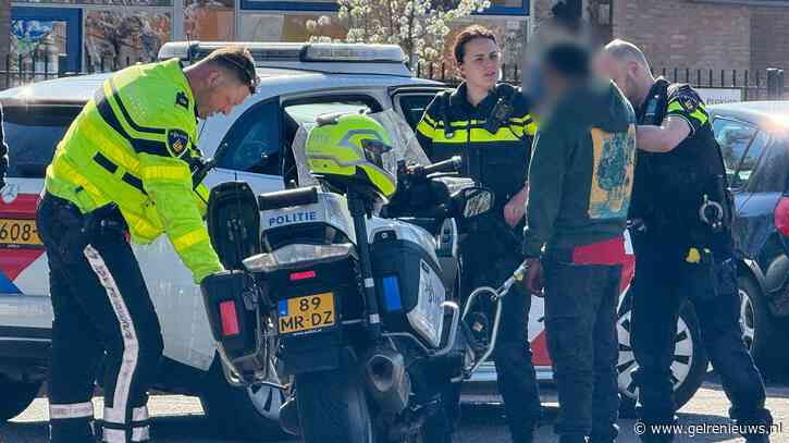 Twee gewonden bij steekpartij, verdachte aan politiemotor vastgemaakt